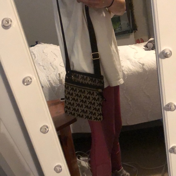 Michael Kors cross body small purse - Picture 3 of 5